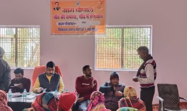 ग्राम चौपाल में लोगों के बीच पहुंचे एडीओ पंचायत नवीन सिंह