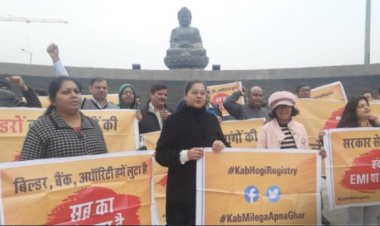 बारिश के बावजूद जारी रहा घर ख़रीदारों का वीकेंड प्रोटेस्ट