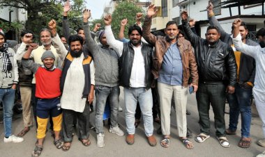 ऑल इंडिया पसमांदा मुस्लिम संगठन के कार्यकर्ता  दानिश आजाद अंसारी के समर्थन में जुटे