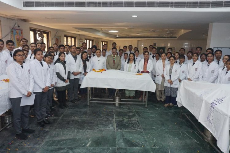 एमबीबीएस प्रथम वर्ष के छात्रों को मृत शरीर की दिलाई शपथ