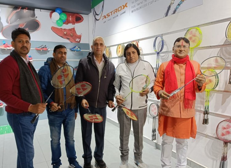 एस एम एंटरप्राइजेज योनेक्स बैडमिंटन एसेसरीज शोरूम का उद्घाटन किया