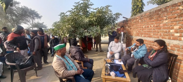 किसानों के बीच पहुंची सदर एसडीएम, नहीं बनी बात