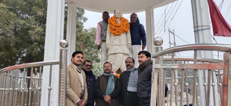 पुर्व प्रधानमंत्री के पुण्यतिथी पर हुआ दीपदान