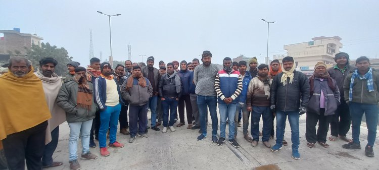 ओवरब्रिज की मांग पर सङक पर उतरे ग्रामीण 