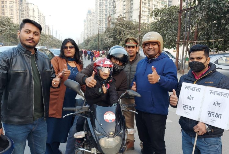 हेलमेट मैन ऑफ इंडिया ने चार साल के ऊपर बच्चों के पसंदीदा अनुसार बांटे फ्री हेलमेट