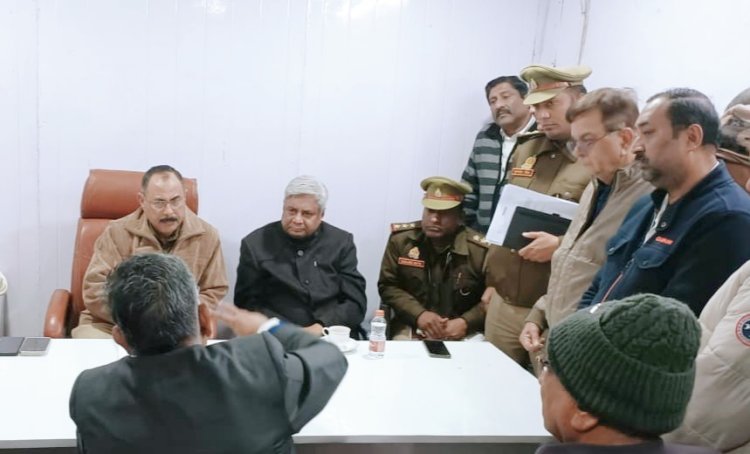 अट्टा मार्केट में दुकानदार के संग हुए अनुचित व्यवहार व मारपीट में अभियुक्तों के खिलाफ हो रही कार्रवाई पर की गई चर्चा