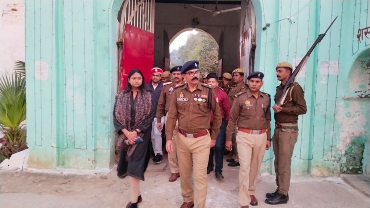 एसपी और डीएम भारी पुलिस बल के साथ पहुंचे जिला कारागार