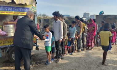 समाज सेवी राजन श्रीवास्तव ने आग से बेघर हुए 400 लोगों को वितरित किया भोजन