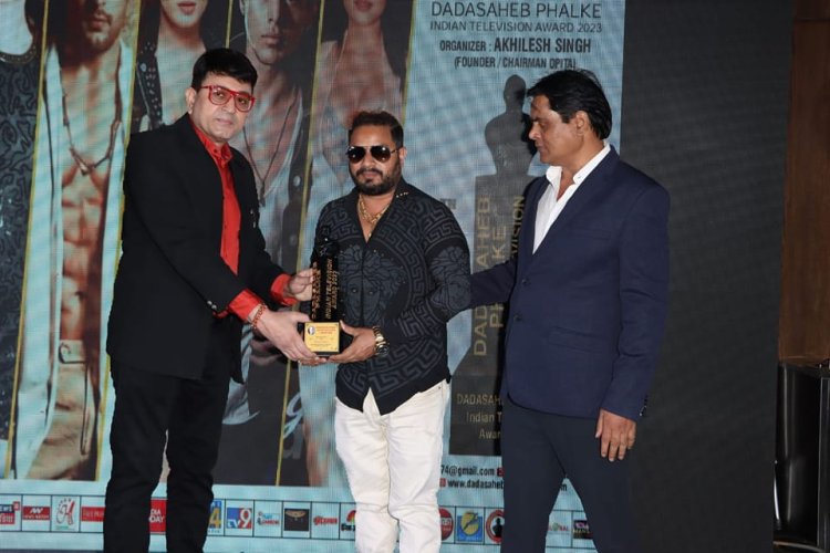 दादा साहब फाल्के इंडियन टेलीविजन अवॉर्ड में बेस्ट म्यूजिक डायरेक्टर के अवॉर्ड से नवाजे गए मुन्ना दुबे