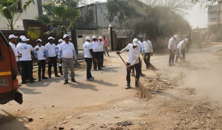महिला उद्यमी पार्क में स्वच्छ भारत के तहत की क्षेत्र की सफाई