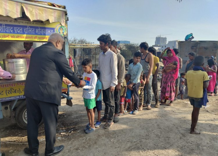 समाज सेवी राजन श्रीवास्तव ने आग से बेघर हुए 400 लोगों को वितरित किया भोजन