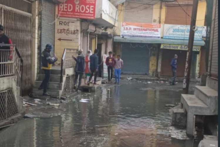 ग्राम हरौला के मैन रास्ते गली नंबर 2 में नाली का पानी की निकासी ना होने के चलते सड़कों पर फैलता है नालियों और सीवर का पानी