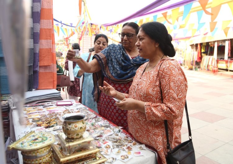 सरस मेले में संडे बना फन डे, बच्चों ने जमकर की मस्ती, खूब हुई खरीददारी