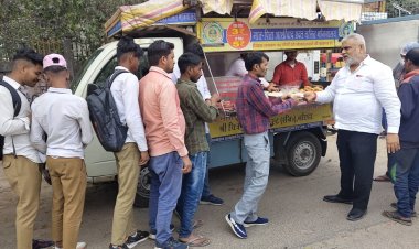 समाजसेवी डॉ राजन कुमार द्वारा मात्र 5 रुपए में एक पेटीज, एक सैंडविच का वितरण