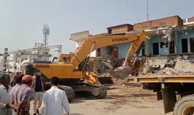 माफिया मुख्तार अंसारी के करीबी के मकान पर चला बुलडोजर