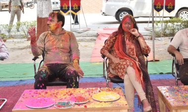 जनपद वासियों के होली के बाद डीएम एसपी व पुलिसकर्मियों ने उङाये गुलाल