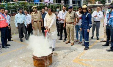 कैलाश अस्पताल में स्टाफ को दी गई अग्निशमन की मॉकड्रील