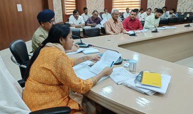 ध्यान दें पात्र व्यक्ति शासन की योजनाओं से वंचित ना रहने पाए- डीएम