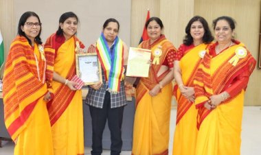 यूपी की पहली महिला पुलिस कमिश्नर लक्ष्मी सिंह को तेरापंथ महिला मंडल द्वारा दिया गया प्रेरणा सम्मान