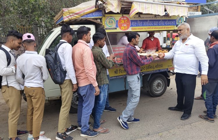 समाजसेवी डॉ राजन कुमार द्वारा मात्र 5 रुपए में एक पेटीज, एक सैंडविच का वितरण