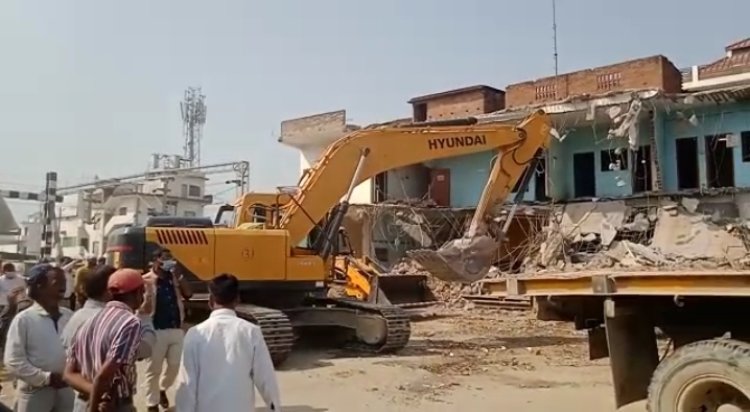 माफिया मुख्तार अंसारी के करीबी के मकान पर चला बुलडोजर