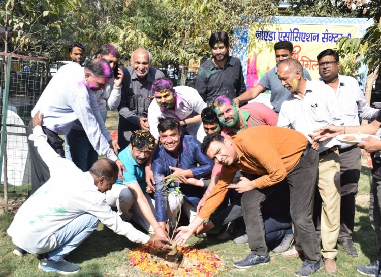 नोएडा एसोसिएशन सेक्टर- 9 ने मनाई इको फ्रेंडली होली, किया पौधारोपण