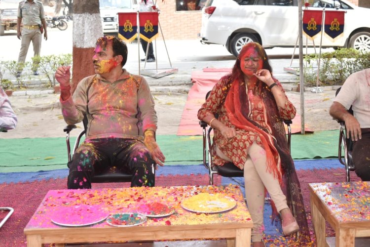 जनपद वासियों के होली के बाद डीएम एसपी व पुलिसकर्मियों ने उङाये गुलाल