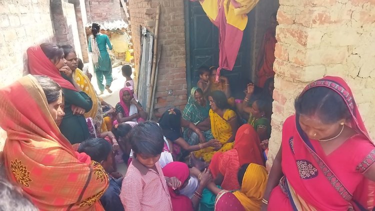 हाइड्रोलिक क्रेन कि चपेट में आने से महिला किसान की दर्दनाक मौत 4 घंटे तक आक्रोशित ग्रामीण नें किया रोड जाम