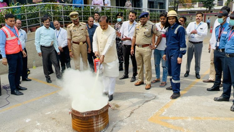 कैलाश अस्पताल में स्टाफ को दी गई अग्निशमन की मॉकड्रील