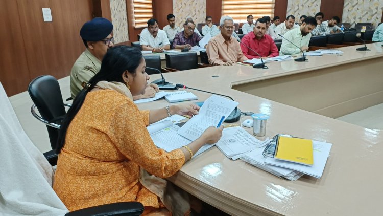 ध्यान दें पात्र व्यक्ति शासन की योजनाओं से वंचित ना रहने पाए- डीएम