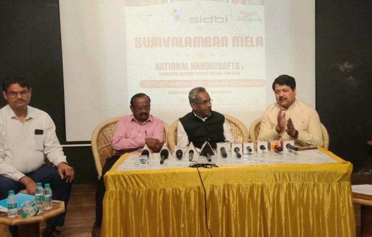 सिडबी हस्तशिल्प कला के विकास में सहायता व बाज़ार मुहैया कराता है