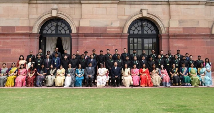 सोशल मीडिया के दौर में 'फेक न्यूज' बड़ी चुनौती : द्रौपदी मुर्मू