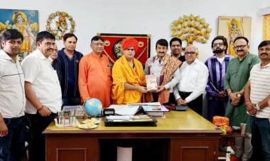 दिल्ली के सांसद मनोज तिवारी ने लिया स्वामी चक्रपाणि महाराज से आशीर्वाद