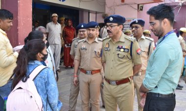 भारी पुलिस बल के साथ बैंक पहुंचे पुलिस अधीक्षक