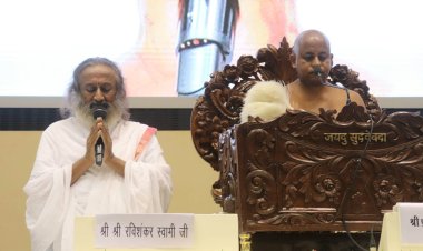 भगवान महावीर स्वामी जी की 2622 वी जन्म जयंती पर रविशंकर , मनोज तिवारी एवं वीके सिंह पहुंचे आशीर्वाद लेने