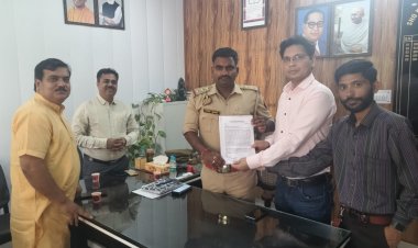 सोसाइटी में चोरी व पुलिस वेरिफिकेशन के लिए देविका गोल्ड होम्ज़ निवासियों ने बिसरख एसएचओ को दिया पत्र