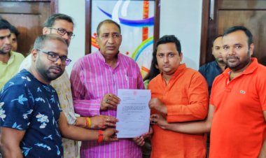 गुलशन बेलिना के निवासियों ने दादरी विधायक को फेस टू रजिस्ट्री में विलंब होने कारण सौंपा ज्ञापन