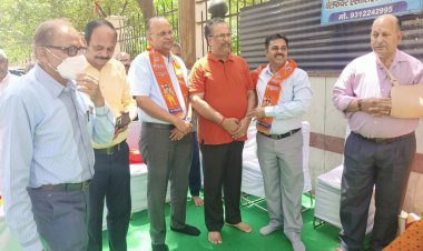 परशुराम जयंती पर गौर सिटी पहुंचे पूर्व जिलाधिकारी बीएन सिंह ने सीनियर सिटीजन से की चर्चा