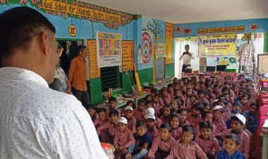 अभिभावकों को जागरूक करने के उद्देश्य से प्रवेश-उत्सव के अन्तर्गत लगाई प्रदर्शनी