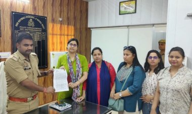 गौर सिटी बिल्डर द्वारा 14 एवेन्यू में चल रहे प्ले स्कूल, क्रच की बिजली काटने के विरोध में निवासियों ने किया प्रदर्शन