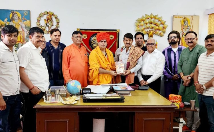 दिल्ली के सांसद मनोज तिवारी ने लिया स्वामी चक्रपाणि महाराज से आशीर्वाद