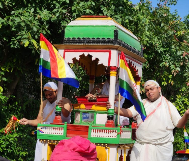 जैन समाज ने महावीर स्वामी का कल्याणक तिथि नोएडा सेक्टर 93बी में रथयात्रा के साथ भव्यता पूर्वक मनाया 
