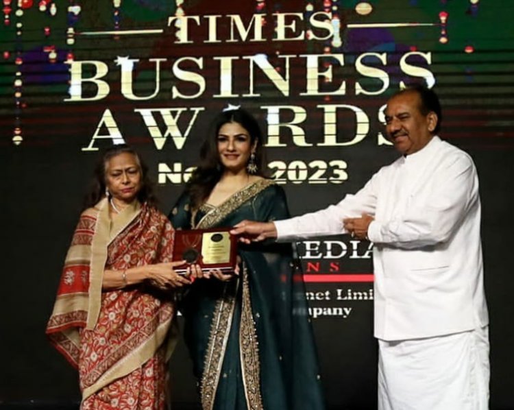 अभिनेत्री रवीना टंडन ने अरुणा गोयनका को टाइम्स बिजनेस अवार्ड नॉर्थ 2023 से किया सम्मानित