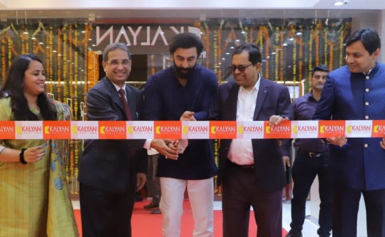 रणबीर कपूर ने कल्याण ज्वैलर्स के शोरूम का उद्घाटन किया