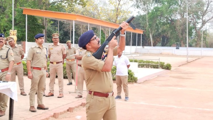 पुलिस अधीक्षक ने दंगा नियंत्रण हथियारों को जांचा 