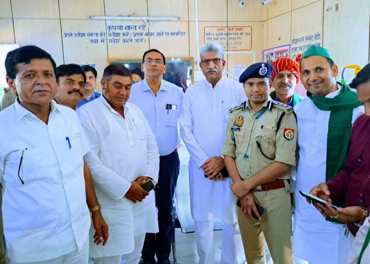 संभागीय परिवहन कार्यालय पर ऑटो चालकों की समस्याओं को लेकर बैठक हुई