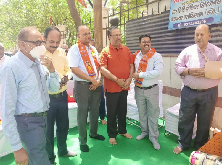 परशुराम जयंती पर गौर सिटी पहुंचे पूर्व जिलाधिकारी बीएन सिंह ने सीनियर सिटीजन से की चर्चा