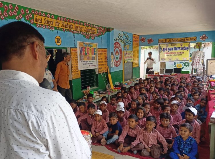 अभिभावकों को जागरूक करने के उद्देश्य से प्रवेश-उत्सव के अन्तर्गत लगाई प्रदर्शनी