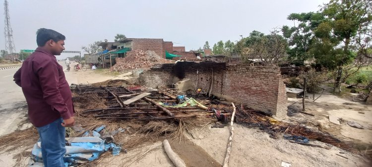 अज्ञात कारणों से झोपड़ी में लगी आग हजारों का सामान जलकर हुआ राख