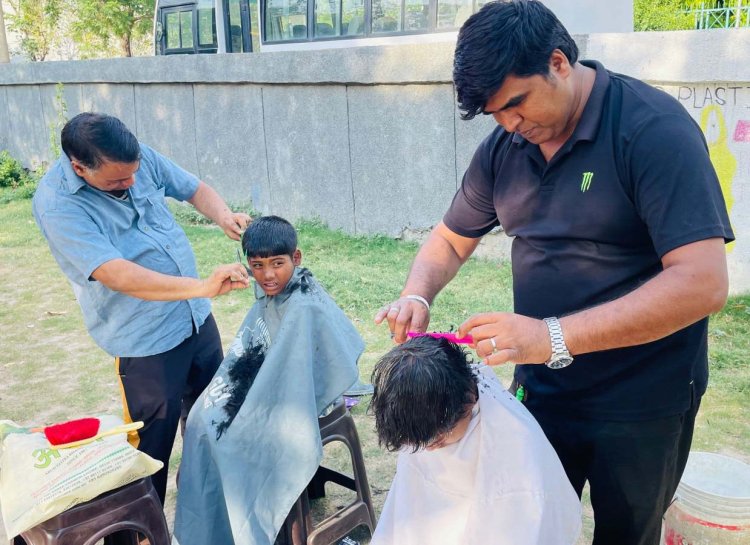 सैलून आपके द्वार के दौरान मुफ्त में हेयर कटिंग अभियान चलाकर किया स्वच्छता के प्रति जागरूक